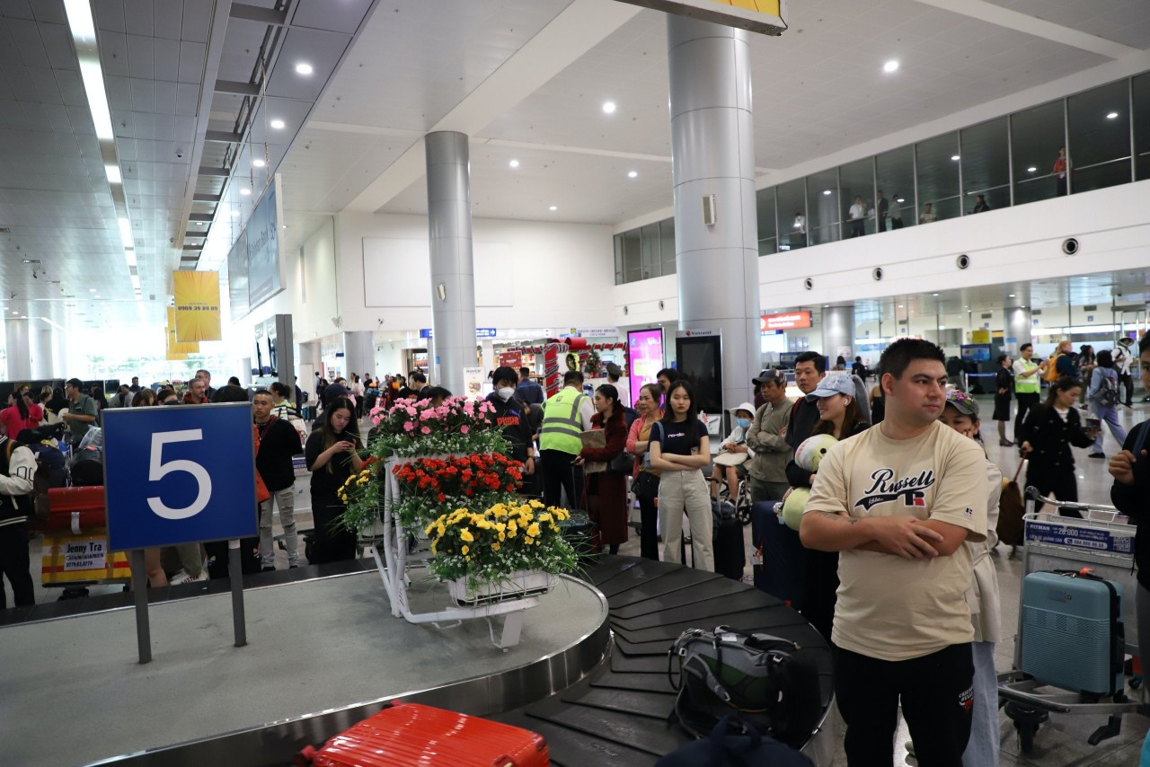 Sân bay Tân Sơn Nhất nhộn nhịp đầu năm mới, khách quốc tế “xông đất” nhận được quà - 3