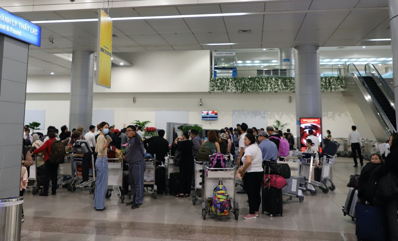 Sân bay Tân Sơn Nhất nhộn nhịp đầu năm mới, khách quốc tế “xông đất” nhận được quà - 4