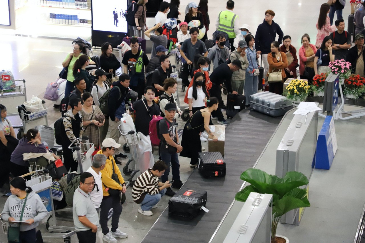 Sân bay Tân Sơn Nhất nhộn nhịp đầu năm mới, khách quốc tế “xông đất” nhận được quà - 5