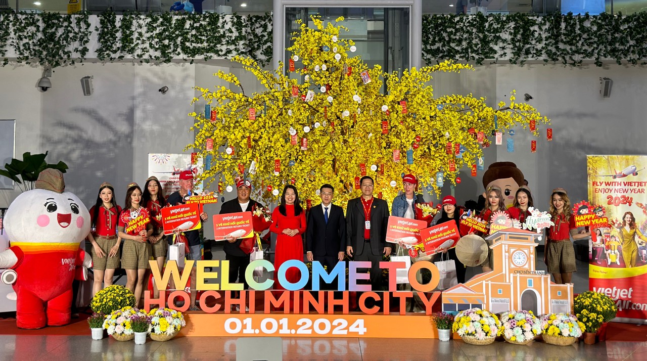 Sân bay Tân Sơn Nhất nhộn nhịp đầu năm mới, khách quốc tế “xông đất” nhận được quà - 6