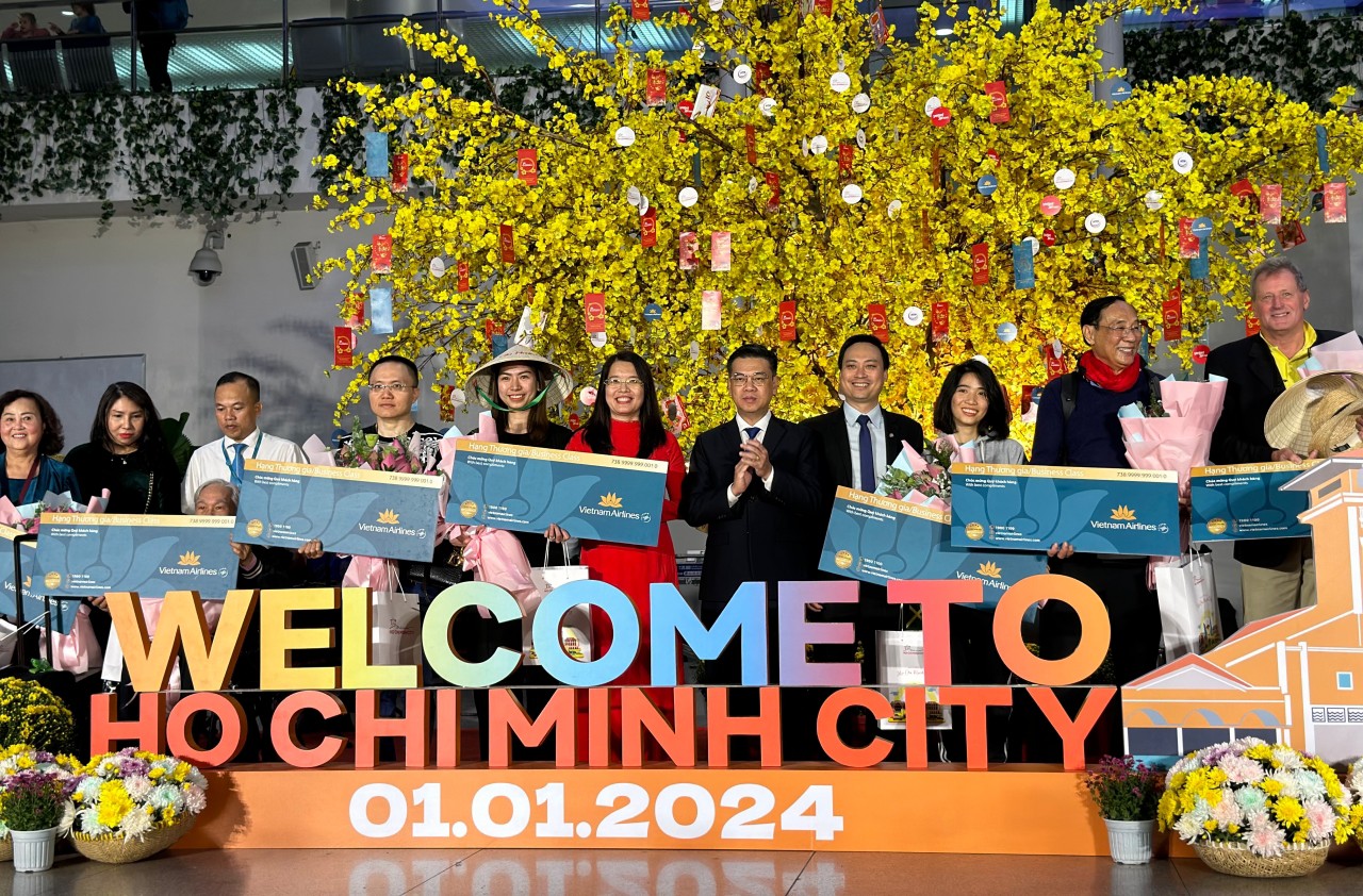 Sân bay Tân Sơn Nhất nhộn nhịp đầu năm mới, khách quốc tế “xông đất” nhận được quà - 7