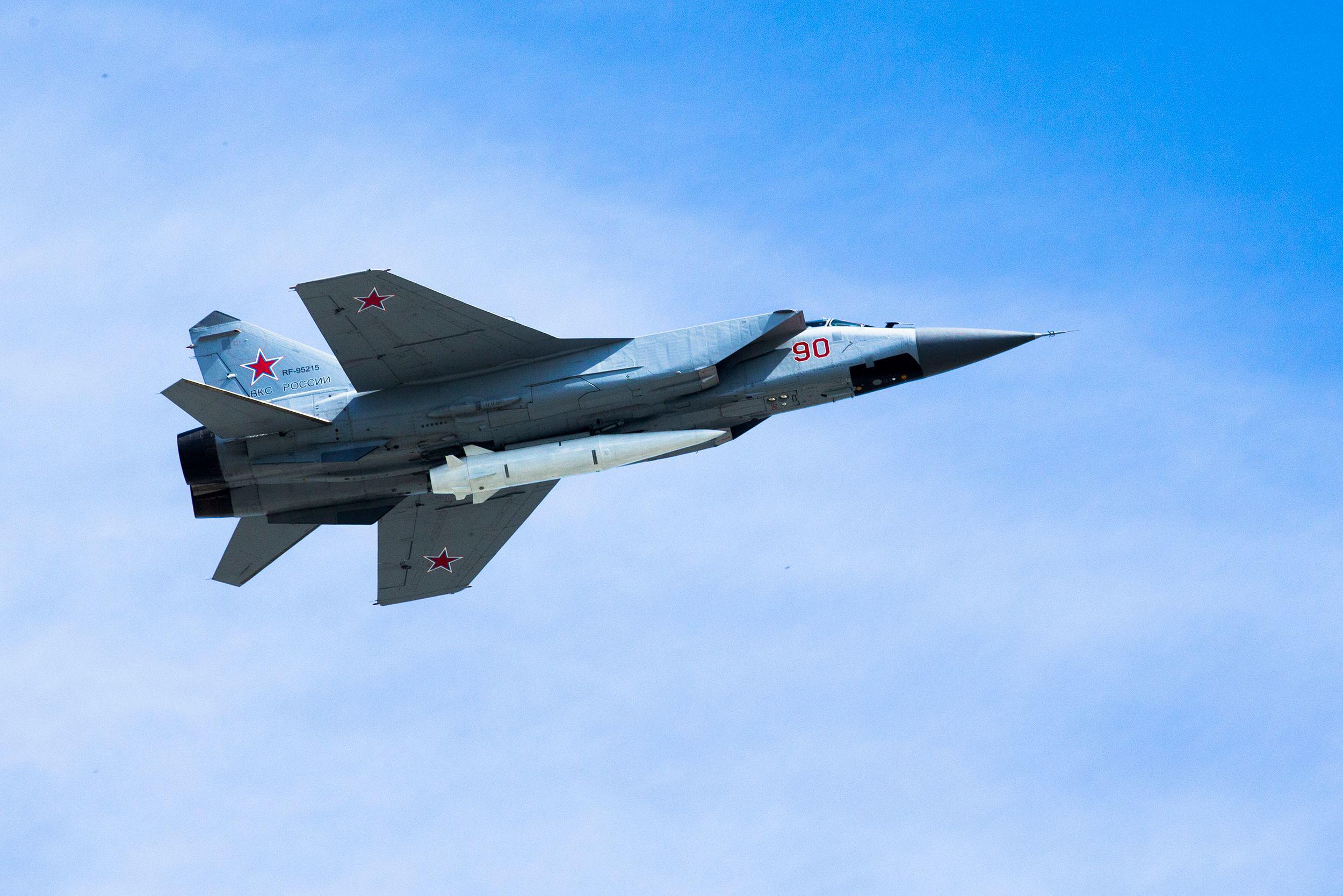 Tiêm kích MiG-31 của Nga mang theo tên lửa siêu vượt âm Kinzhal.