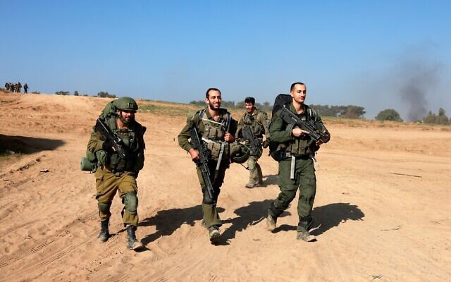 Một số binh sĩ Israel trở về từ Dải Gaza (ảnh: Times Of Israel)