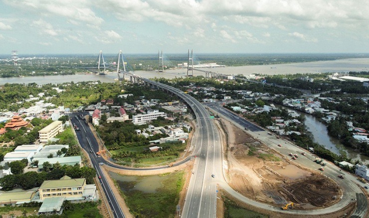 Cầu Mỹ Thuận 2 (bên trái) cách cầu Mỹ Thuận hiện hữu 350 m, quy mô sáu làn xe, vận tốc thiết kế 80 km/giờ. Ảnh: CHÂU ANH