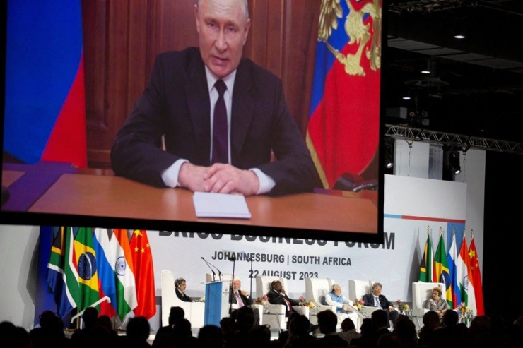Tổng thống Nga Vladimir Putin phát biểu trực tuyến tại Hội nghị thượng đỉnh Nhóm các nền kinh tế mới nổi (BRICS) hồi tháng 8-2023 ở Nam Phi. Ảnh: AP