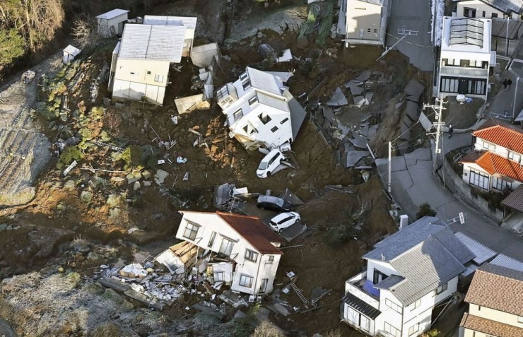 Khung cảnh đổ nát ở miền Trung Nhật Bản sau trận động đất lớn nhất trong gần 3 thập kỷ qua - 1