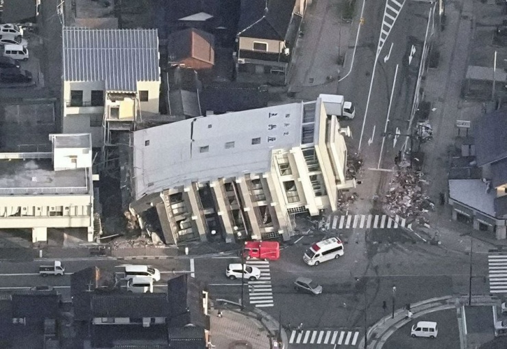 Khung cảnh đổ nát ở miền Trung Nhật Bản sau trận động đất lớn nhất trong gần 3 thập kỷ qua - 2