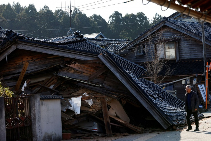 Khung cảnh đổ nát ở miền Trung Nhật Bản sau trận động đất lớn nhất trong gần 3 thập kỷ qua - 3