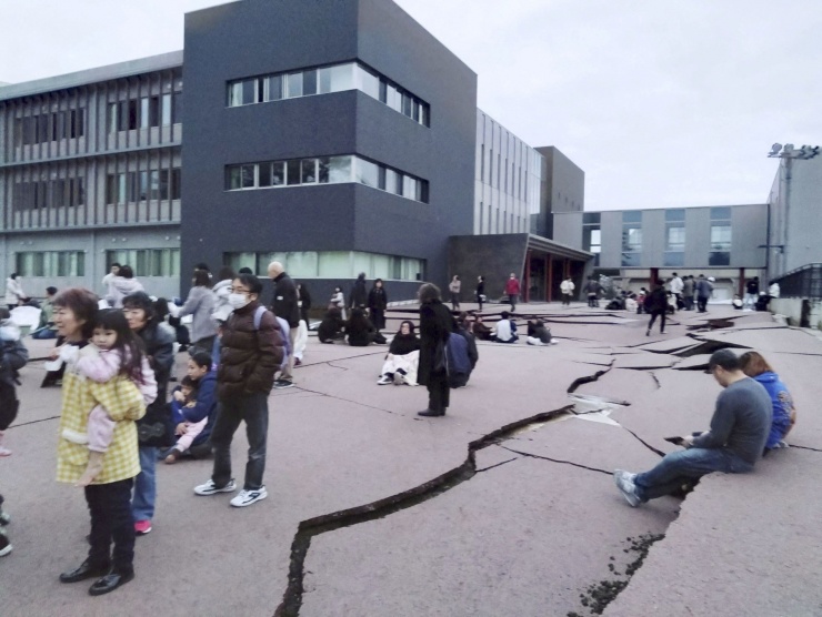 Khung cảnh đổ nát ở miền Trung Nhật Bản sau trận động đất lớn nhất trong gần 3 thập kỷ qua - 7