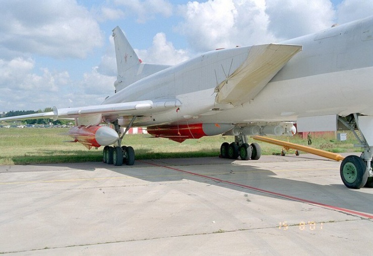 Máy bay ném bom siêu thanh Tu-22M3 mang tên lửa Kh-22. Ảnh: WIKIPEDIA