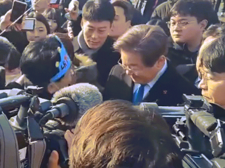 Hàn Quốc: Chủ tịch đảng đối lập bị đâm vào cổ