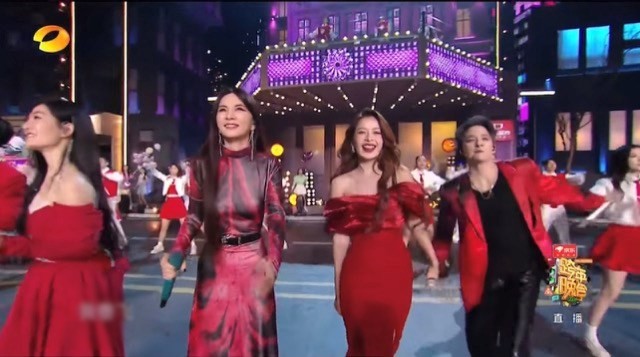 Chi Pu diện đầm đỏ rực trên sóng truyền hình Trung Quốc - 1