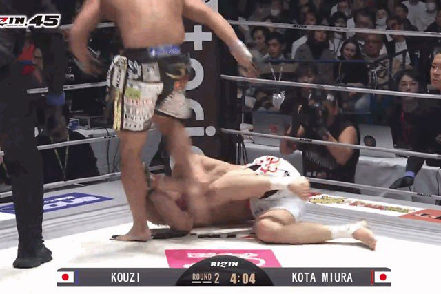 Koji Tanaka tung cú đá chính xác.