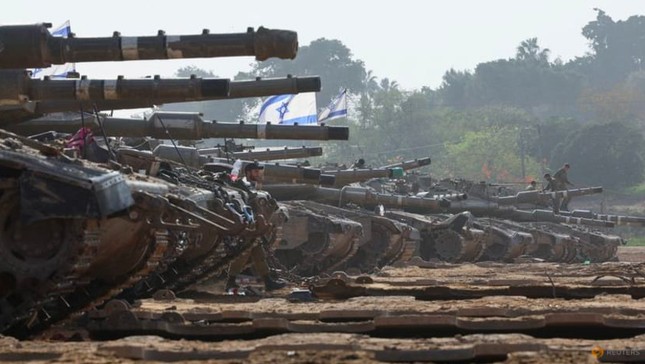 Xe tăng của Israel ở khu vực biên giới Israel - Dải Gaza ngày 1/1. (Ảnh: Reuters)