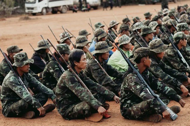 Các thành viên lực lượng nổi dậy ở Myanmar. (Ảnh: Al Jazeera)