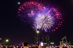 Pháo hoa đẹp lộng lẫy trên bầu trời TP.HCM, chào năm mới 2024