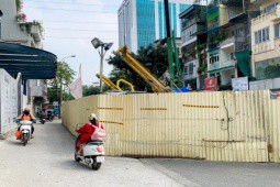 Chật vật di chuyển qua khu vực ga ngầm metro Nhổn - ga Hà Nội