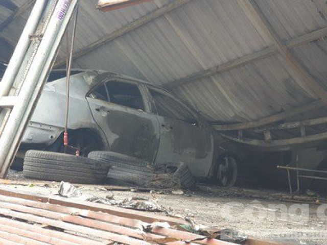 Hiện trường tan hoang sau vụ cháy cửa hàng phụ tùng, 3 ô tô chỉ còn trơ khung