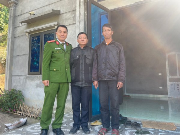  Công an xã Bản Bo giúp đỡ hai ông Dũng (bìa trái) và Chăn gặp lại nhau sau nhiều thập kỷ.