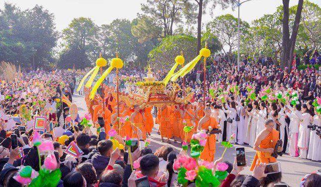 Hàng vạn người đổ về chùa Ba Vàng chiêm bái xá lợi tóc Đức Phật qua lời giới thiệu của chùa Ba Vàng.