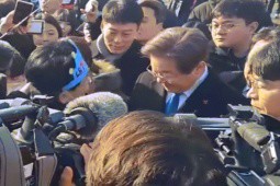 Thông tin mới vụ Chủ tịch đảng đối lập Hàn Quốc bị đâm vào cổ