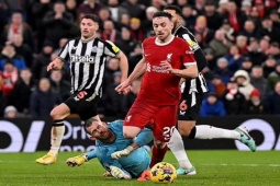 Bóng đá - Tranh cãi Liverpool hưởng phạt đền: Jota "ăn vạ", huyền thoại nổi giận