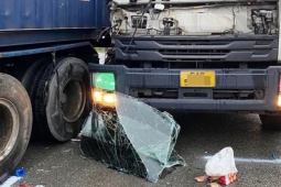 Tin tức trong ngày - Hai bé trai tử vong do bánh xe tải rơi văng trúng