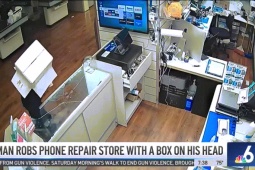 Phi thường - kỳ quặc - Đi trộm điện thoại, tên cướp vẫn "hiện nguyên hình" dù lấy thùng carton trùm đầu