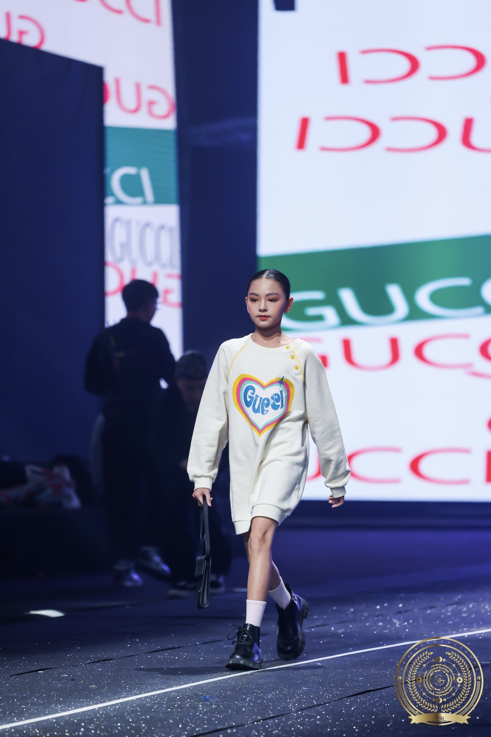 Mẫu nhí Việt có vẻ đẹp nàng thơ diễn thiết kế sành điệu của Gucci - 4