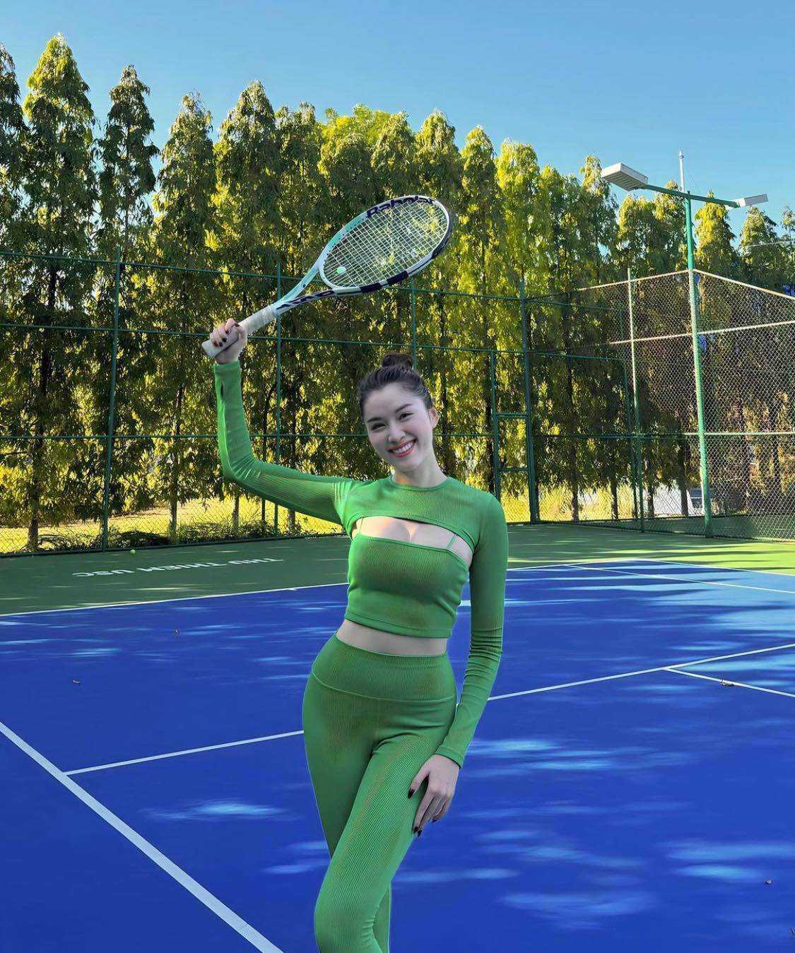 MC Nha Trang chân dài 110cm khoe đường cong với áo "vầng trăng khuyết" khi chơi tennis - 1