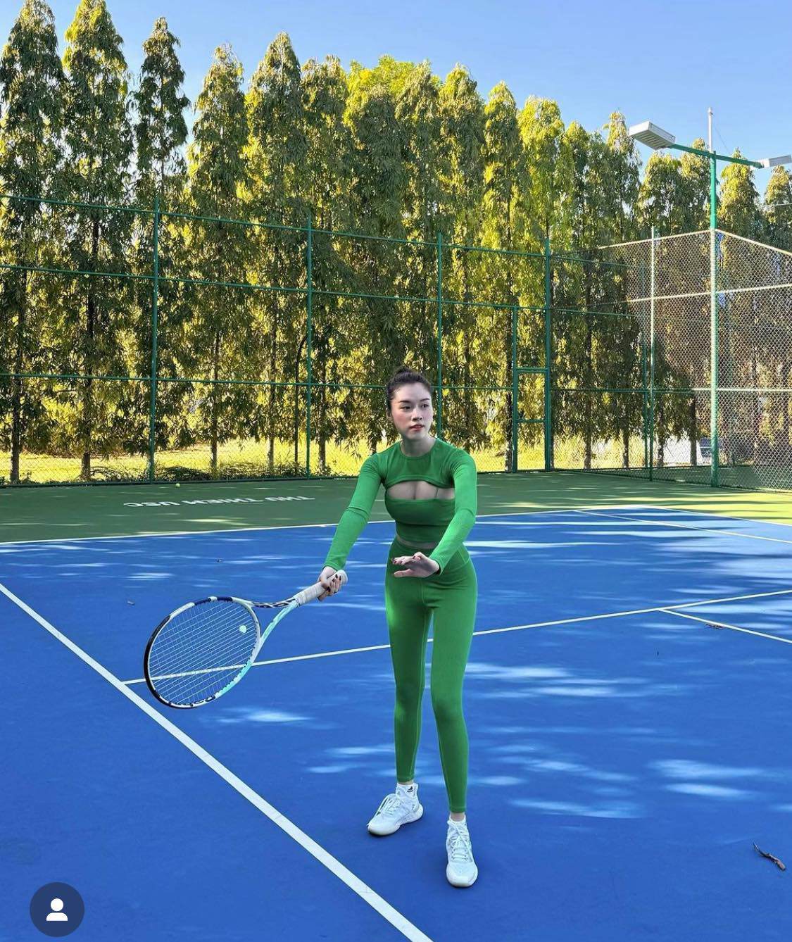 MC Nha Trang chân dài 110cm khoe đường cong với áo "vầng trăng khuyết" khi chơi tennis - 3