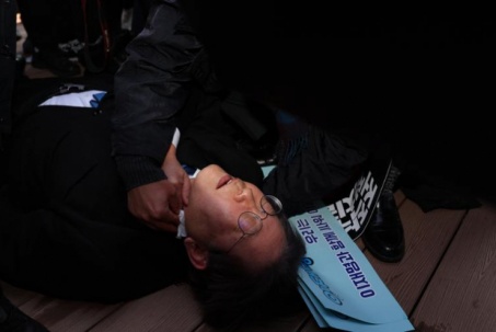 Vụ Chủ tịch đảng đối lập Hàn Quốc bị đâm vào cổ: Thú nhận của nghi phạm