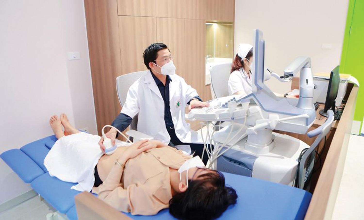 BS Ánh thăm khám cho bệnh nhân.