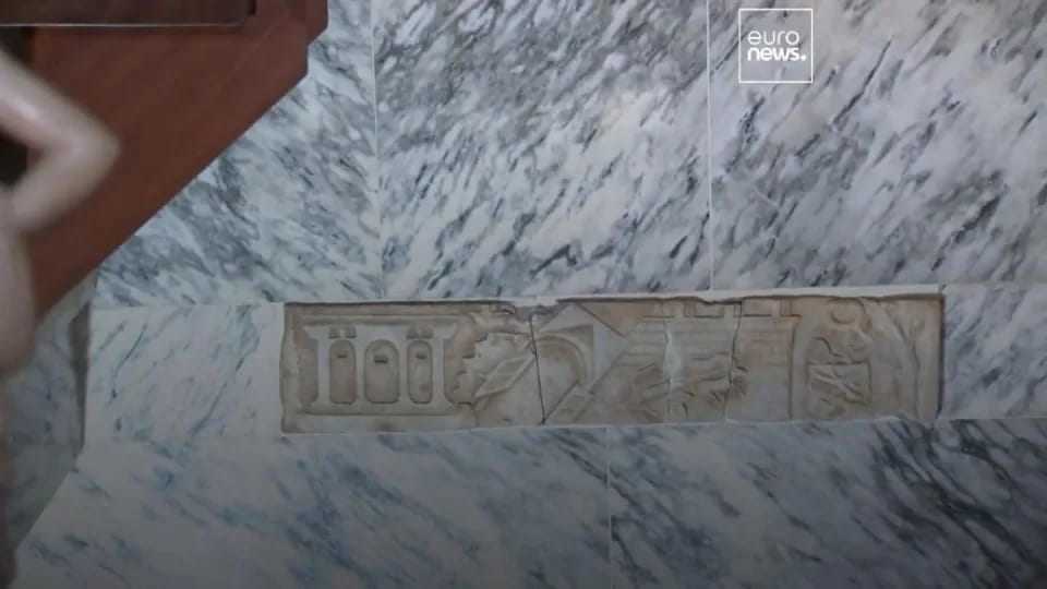 Hai cha con đi mua đồ trang trí nhà cửa, không ngờ là báu vật 2.000 năm tuổi - 1