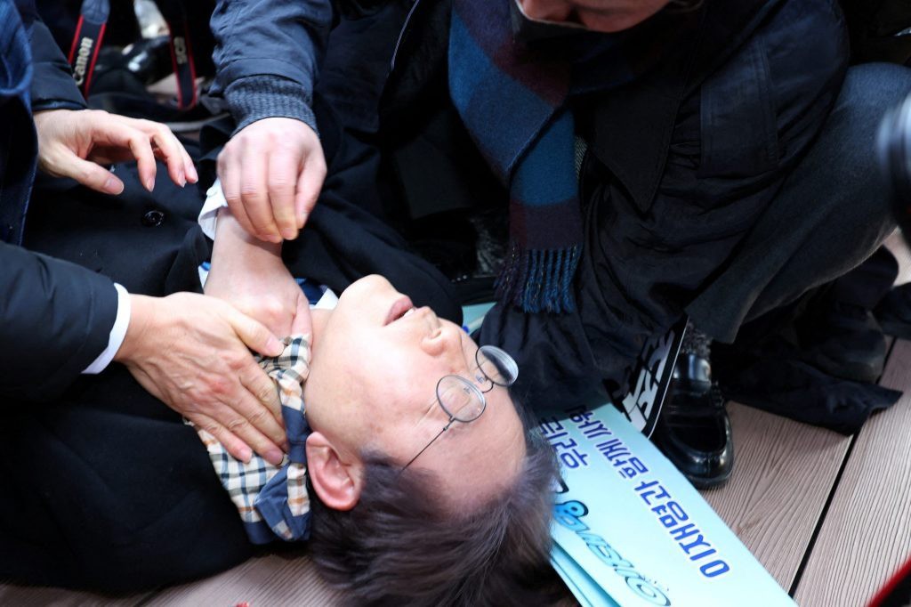 Ông Lee Jae-myung bị tấn công khi tới thăm thành phố Busan ngày 2/1. Ảnh: Reuters
