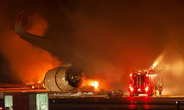 Nhật Bản: Máy bay chở 379 người bốc cháy - 1