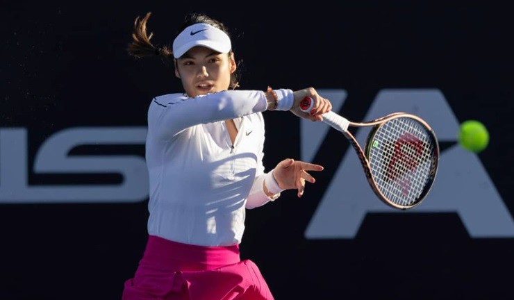 Raducanu thắng trong ngày trở lại sau 8 tháng ngồi ngoài