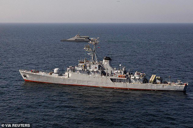 Chiến hạm Alborz của hải quân Iran tham gia một cuộc tập trận vào đầu năm 2023.
