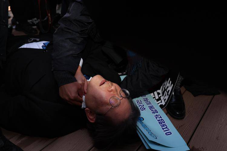Ông Lee Jae-myung ngã xuống với vết thương ở cổ (ảnh: Yonhap)