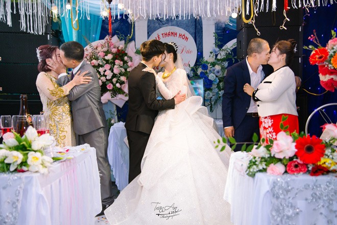 Khoảnh khắc đặc biệt trong đám cưới của cặp đôi Hà Nội