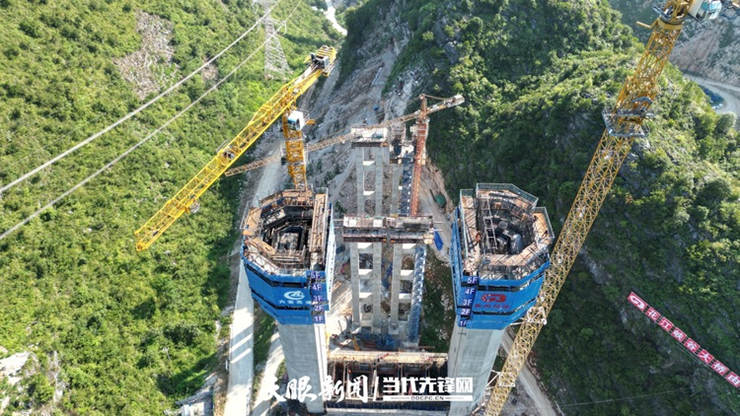Cầu treo dầm thép Hoa Giang tọa lạc tại Hoa Giang, Quý Châu, Trung Quốc đang trong quá trình xây dựng.&nbsp;

