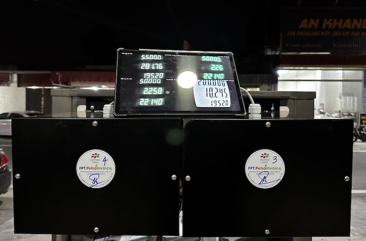 Giải pháp FPT.PetroInvoice AI ứng dụng camera (niêm phong) đọc số tiền tại màn hình điện tử trụ bơm ngay khi bán xăng để xuất hóa đơn theo từng lần bán.