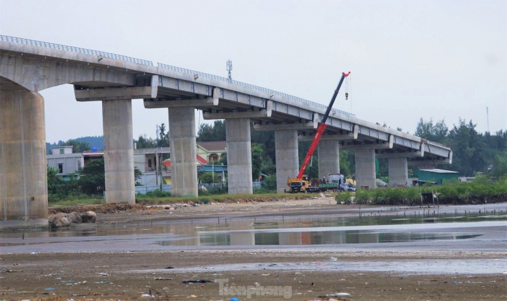 Tuyến đường ven biển qua Nghệ An có 8 cây cầu bắc qua các con sông và cửa biển. Trong đó có 5 cầu lớn gồm Hoàng Mai, Lạch Quèn, Cửa Thơi, Lạch Vạn, Nghi Quang; 3 cầu nhỏ là Tân Long, Kênh Nhà Lê và Nghi Tân. Trong hình là một góc cầu Cửa Thơi bắc qua sông Thái, nối các xã Sơn Hải và Quỳnh Thọ (huyện Quỳnh Lưu).