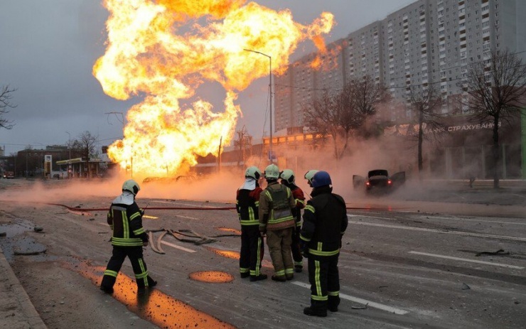 Lính cứu hỏa xử lý đám cháy do một mảnh vỡ tên lửa rơi xuống gây ra. Ảnh: Evgen Kotenko / Avalon