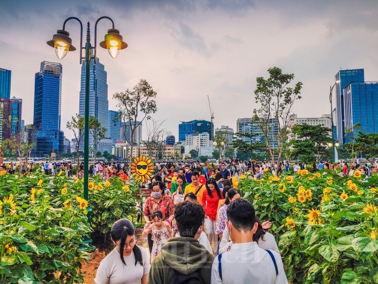 Vườn hoa công viên ven sông Sài Gòn nườm nượp khách những ngày đầu năm 2024.