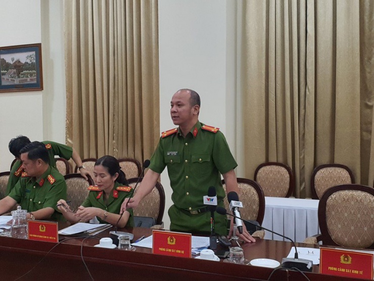 Trung tá Nguyễn Thành Hưng thông tin đến các cơ quan báo chí một số vụ án mới khám phá gần đây. Ảnh: NT