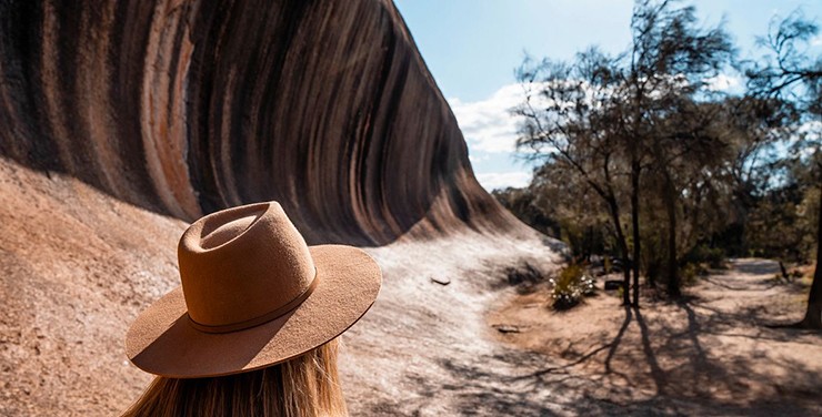 Wave Rock là một điểm đến mang tính biểu tượng của Tây Úc và là một trong những địa hình dễ nhận biết nhất của quốc gia này. Đây là một tảng đá hình cơn sóng cao 15m và dài hơn 100m, trông giống như một ngọn sóng nhiều màu khổng lồ sắp ập vào bạn. 
