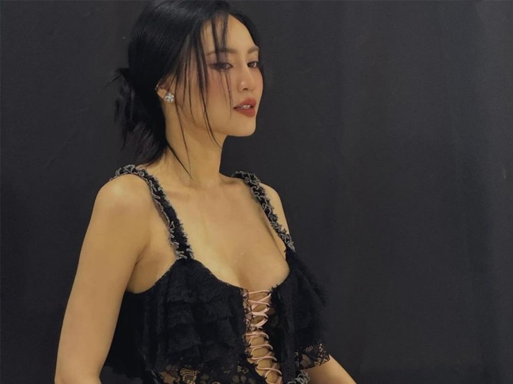 Ninh Dương Lan Ngọc diện áo đan dây theo phong cách Y2K.
