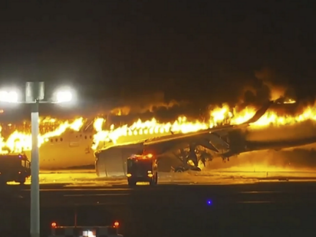 Nhân chứng kể khoảnh khắc 2 máy bay Nhật Bản biến thành cầu lửa