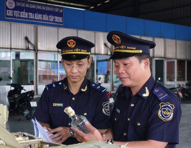 Lực lượng hải quan TPHCM kiểm tra hàng hóa nhập khẩu ảnh: Hữu Huy